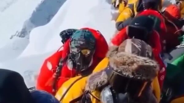 Emergencia en el Everest: casi mil personas atrapadas por nevadas extremas - Sputnik Mundo