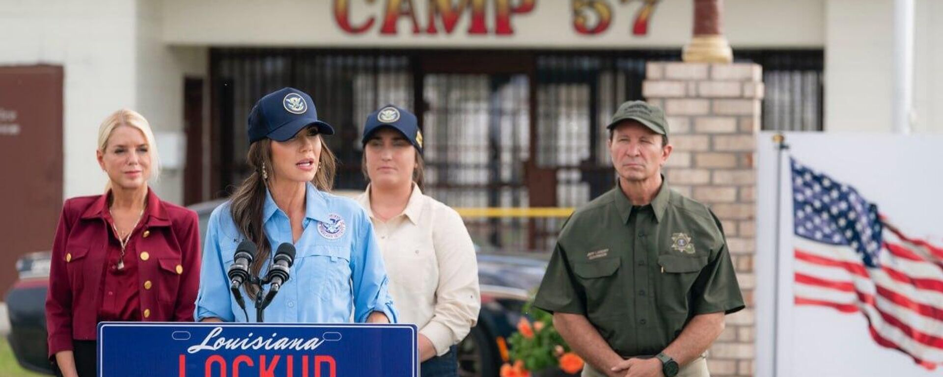 Cárteles han ofrecido recompensas por el asesinato de agentes migratorios, denuncia Kristi Noem - Sputnik Mundo, 1920, 06.10.2025