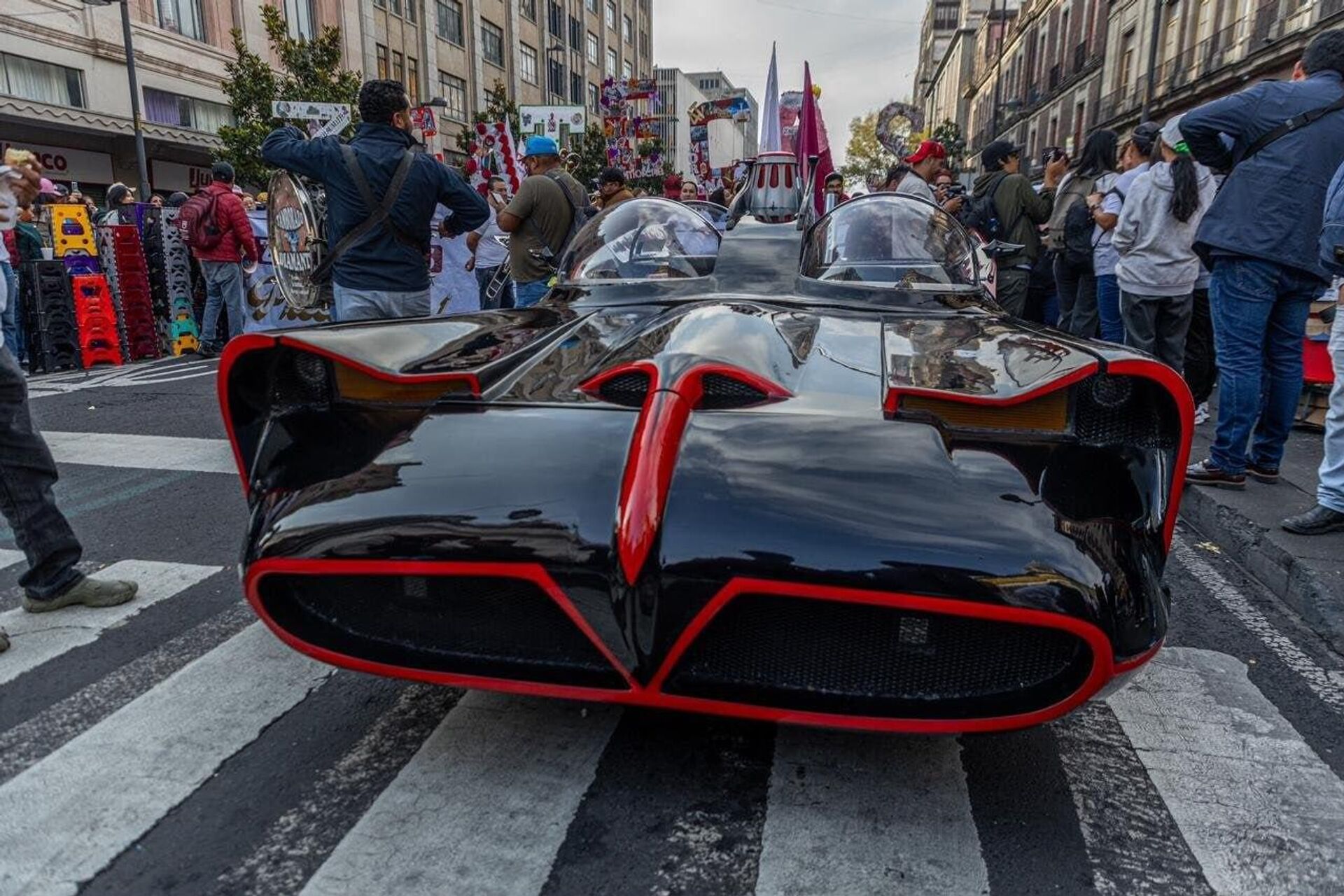 Hasta Batman celebró el primer año de Claudia Sheinbaum en el Gobierno de México - Sputnik Mundo, 1920, 06.10.2025