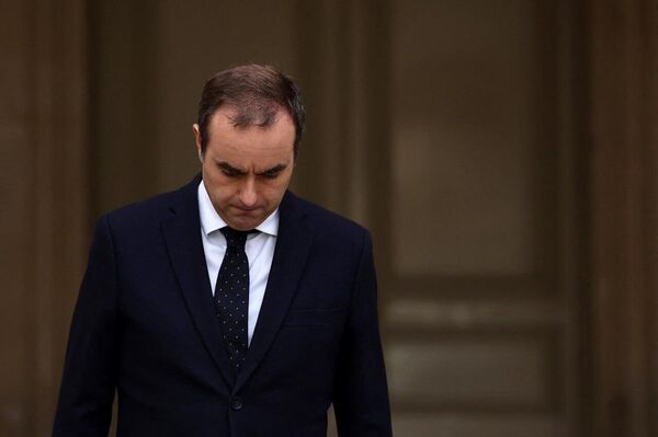 Carrusel político en Francia: cinco primeros ministros fracasan bajo el segundo mandato de Macron Carrusel político en Francia: cinco primeros ministros fracasan bajo el segundo mandato de Macron - Sputnik Mundo