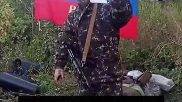 Un voluntario británico renuncia a su ciudadanía y quema su pasaporte en apoyo a Rusia - Sputnik Mundo