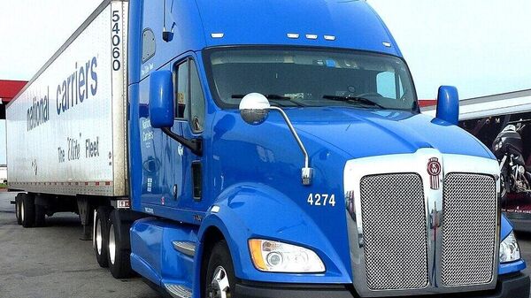 Trump anuncia arancel del 25% para los camiones medianos y pesados a partir de noviembre - Sputnik Mundo