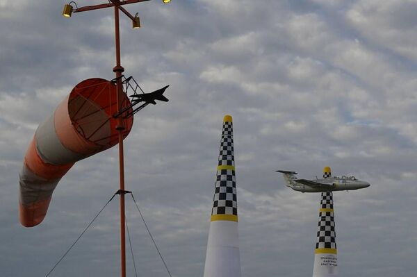 ´Precisión y riesgo: así se vive una carrera aérea desde la cabina del piloto - Sputnik Mundo