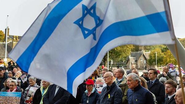 La vigilia se lleva a cabo en solidaridad con las familias de las víctimas y los sobrevivientes dos años después de los ataques terroristas de Hamas del 7 de octubre de 2023 en Israel - Sputnik Mundo