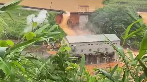 Miles evacuados exitosamente antes del colapso parcial de una presa en Vietnam - Sputnik Mundo