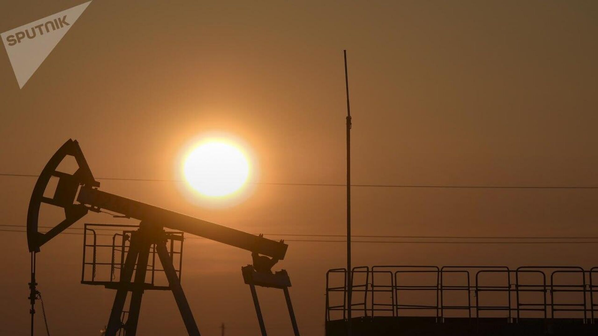 UE acuerda un plan para prohibir las importaciones de gas y petróleo ruso a partir de 2028 UE acuerda un plan para prohibir las importaciones de gas y petróleo ruso a partir de 2028 - Sputnik Mundo, 1920, 08.10.2025