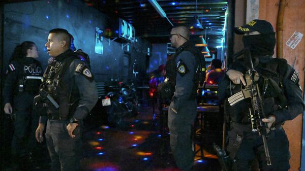 Agentes de policía controlan un retén instalado en una zona de clubes nocturnos de San José, Costa Rica, el sábado 18 de agosto de 2023. - Sputnik Mundo