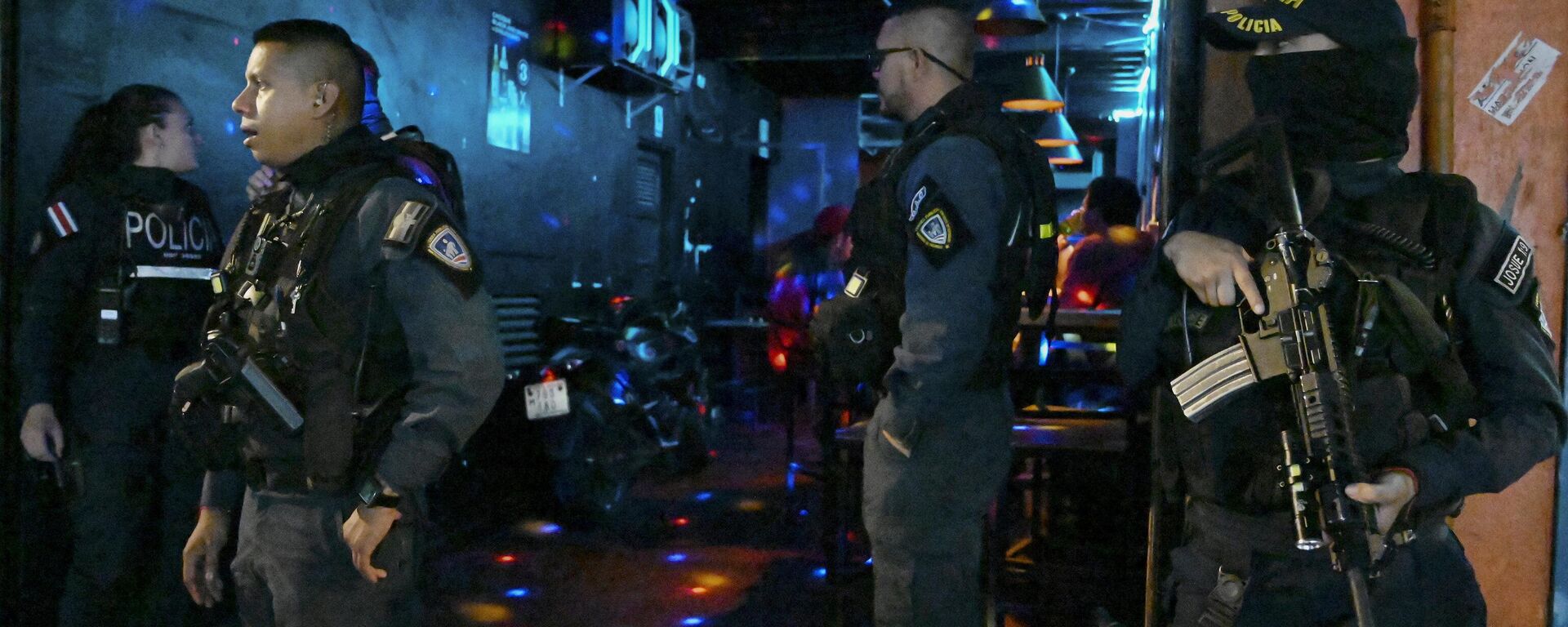 Agentes de policía controlan un retén instalado en una zona de clubes nocturnos de San José, Costa Rica, el sábado 18 de agosto de 2023. - Sputnik Mundo, 1920, 09.10.2025