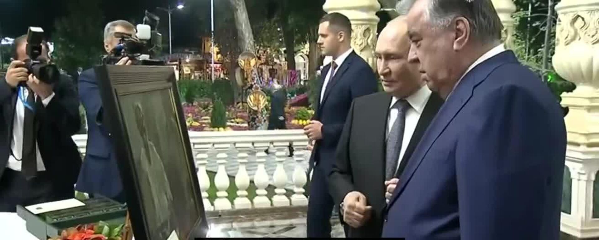 El presidente ruso, Vladímir Putin le regaló un libro raro sobre el pueblo tayiko a su homólogo, Emomali Rahmon - Sputnik Mundo, 1920, 08.10.2025