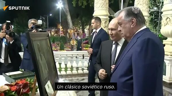 El presidente ruso, Vladímir Putin le regaló un libro raro sobre el pueblo tayiko a su homólogo, Emomali Rahmon - Sputnik Mundo