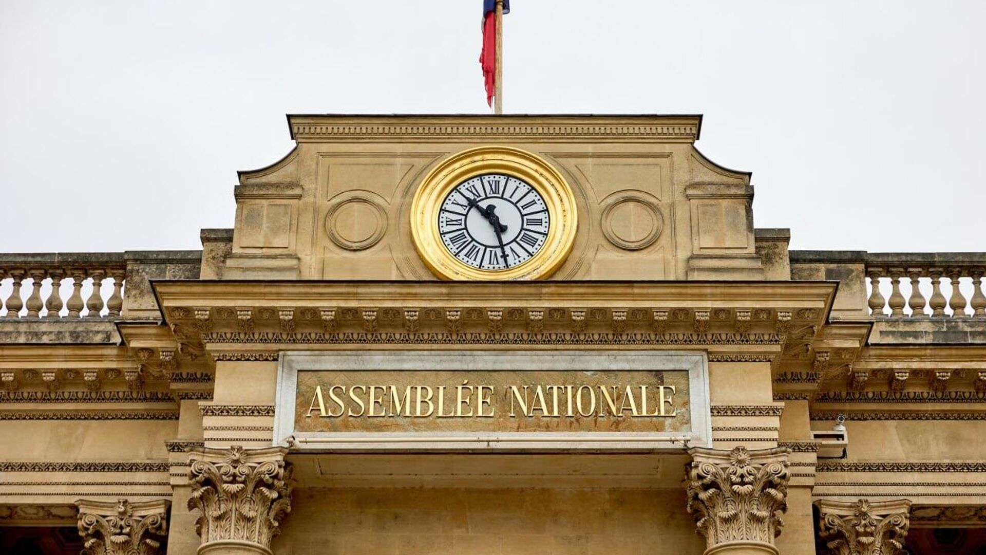 Funcionaria francesa se disculpa con la ciudadanía por el circo político en el país Funcionaria francesa se disculpa con la ciudadanía por el circo político en el país - Sputnik Mundo, 1920, 09.10.2025