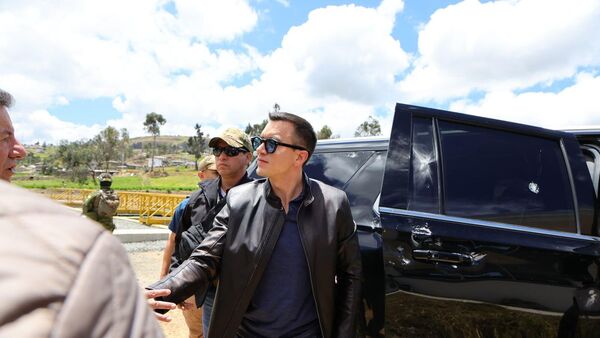 El presidente de Ecuador, Daniel Noboa, junto a una camioneta con signos de agresión durante manifestaciones en octubre de 2025 - Sputnik Mundo