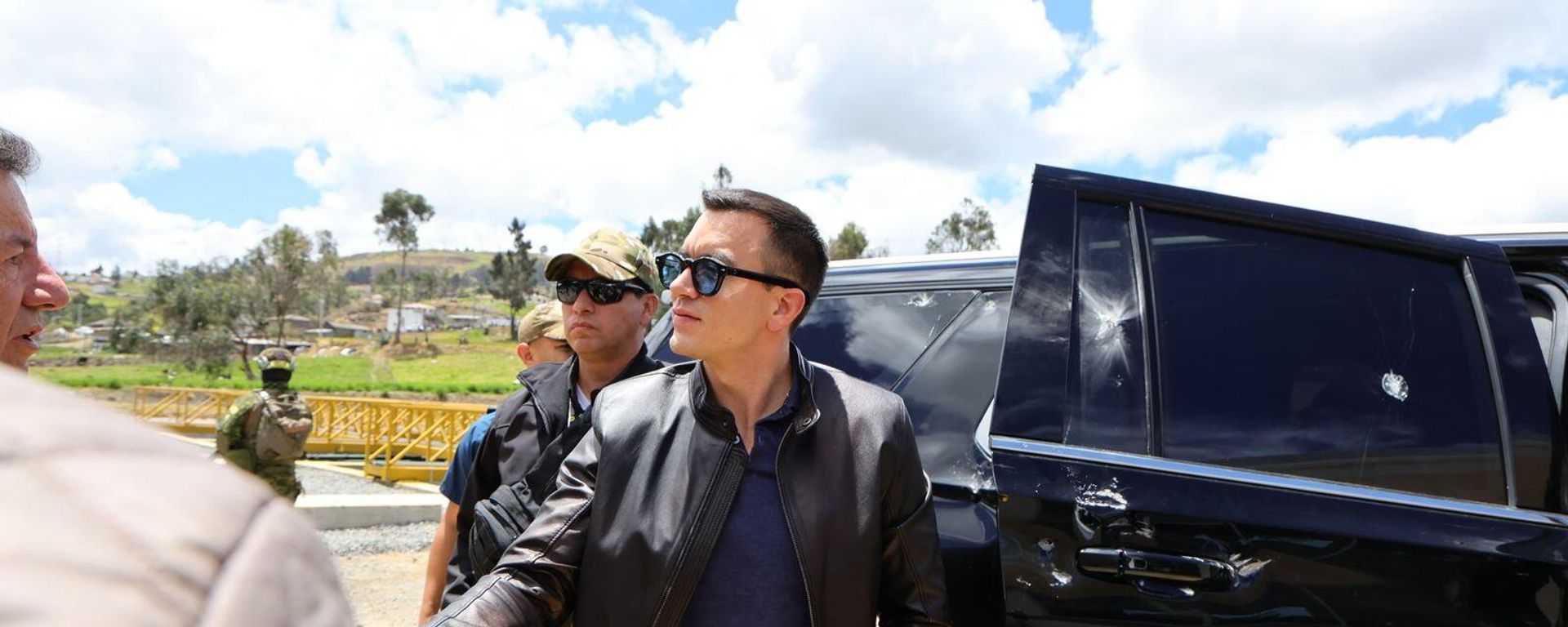 El presidente de Ecuador, Daniel Noboa, junto a una camioneta con signos de agresión durante manifestaciones en octubre de 2025 - Sputnik Mundo, 1920, 29.10.2025