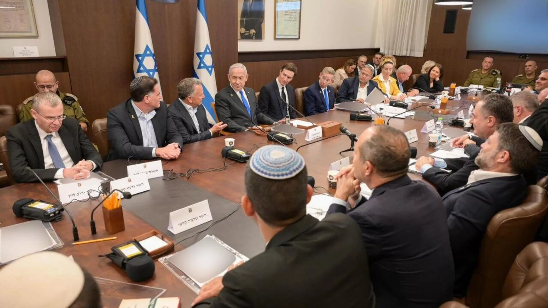 🪖 La oficina del primer ministro israelí, Benjamin Netanyahu, anunció la aprobación de la primera fase del acuerdo de alto el fuego de Gaza, planteado previamente por el presidente estadounidense, Donald Trump 🪖 La oficina del primer ministro israelí, Benjamin Netanyahu, anunció la aprobación de la primera fase del acuerdo de alto el fuego de Gaza, planteado previamente por el presidente estadounidense, Donald Trump - Sputnik Mundo, 1920, 09.10.2025