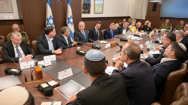 🪖 La oficina del primer ministro israelí, Benjamin Netanyahu, anunció la aprobación de la primera fase del acuerdo de alto el fuego de Gaza, planteado previamente por el presidente estadounidense, Donald Trump - Sputnik Mundo