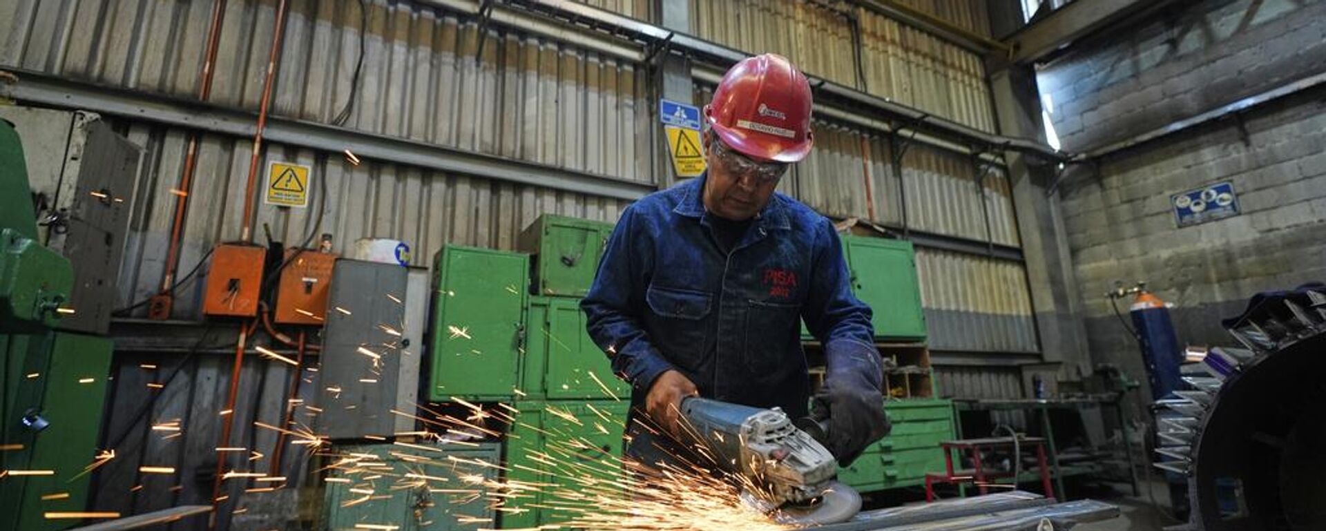 Un trabajador lija metal en una planta que produce piezas para vehículos eléctricos grandes en la Ciudad de México - Sputnik Mundo, 1920, 12.10.2025