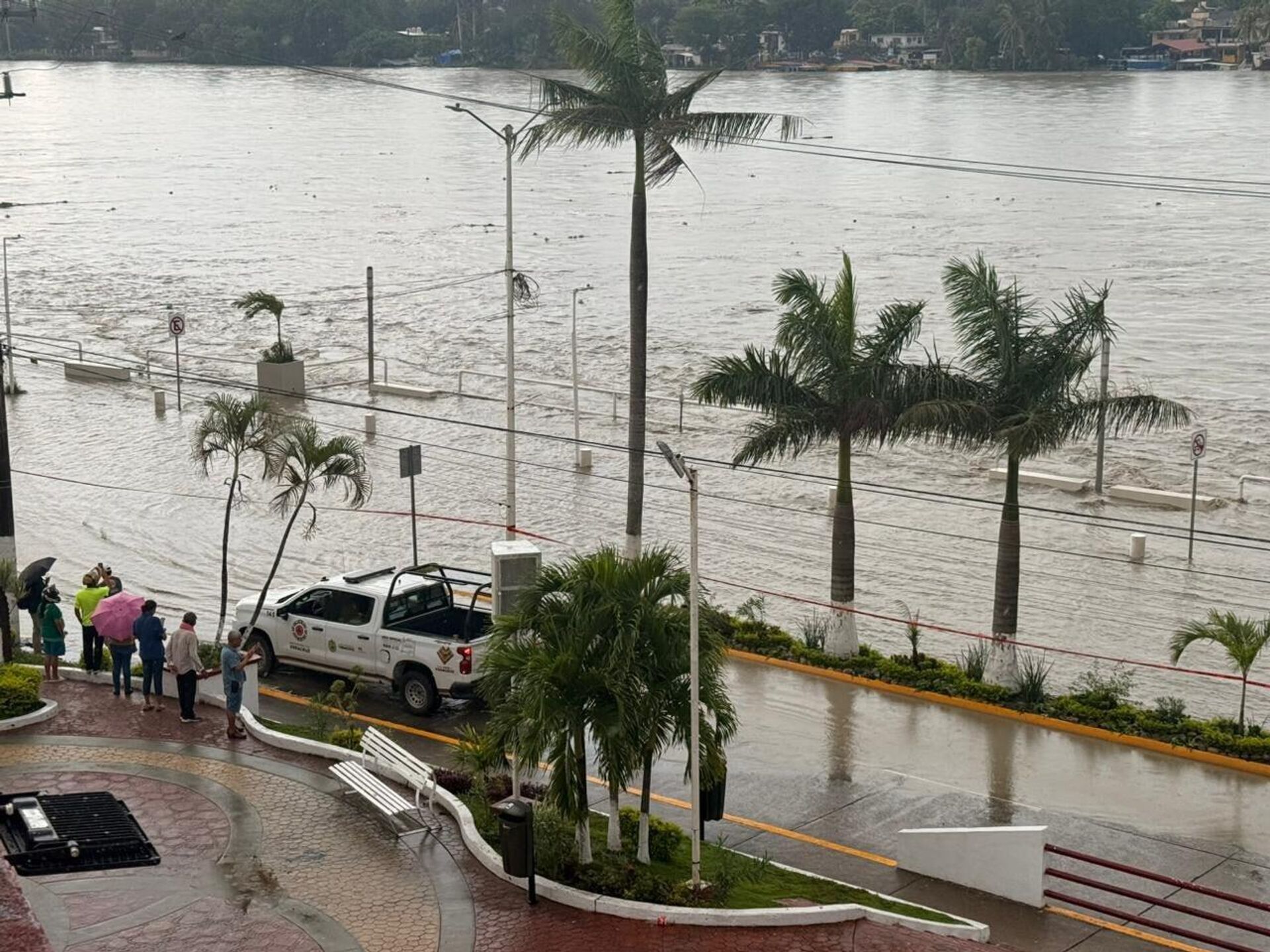 Inundaciones históricas en Poza Rica: agua alcanza hasta 4 metros de altura - Sputnik Mundo, 1920, 11.10.2025