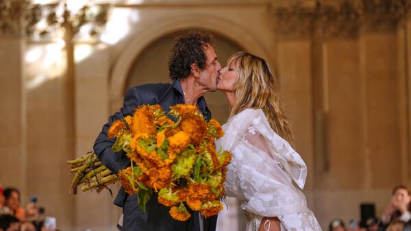 Дизайнер Андреас Кронталер целует Хайди Клум после показа коллекции Vivienne Westwood в Париже Дизайнер Андреас Кронталер целует Хайди Клум после показа коллекции Vivienne Westwood в Париже - Sputnik Mundo