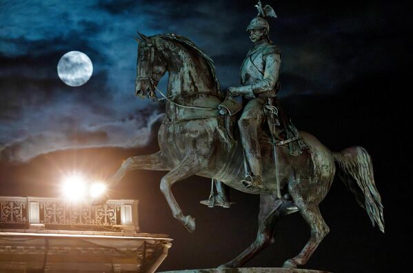 Superluna al fondo del monumento al emperador ruso Nicolás I en San Petersburgo. - Sputnik Mundo
