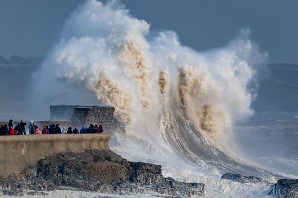 Olas gigantes estrellándose contra el muro del puerto de Porthcawl, Reino Unido. - Sputnik Mundo