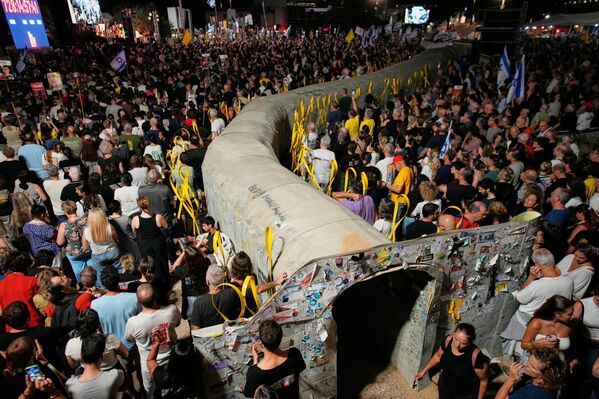 Israelíes se manifiestan por la liberación de todos los rehenes retenidos por Hamás y el alto el fuego en la Franja de Gaza. - Sputnik Mundo