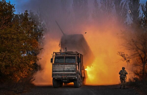 Actuación de un sistema de ingeniería ruso de minado remoto Zemledeliye en la zona de la operación militar especial en Ucrania. - Sputnik Mundo