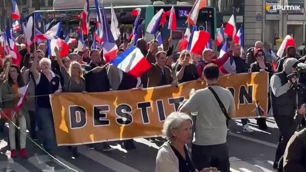 Miles de personas salen a las calles de París para exigir la dimisión de Macron - Sputnik Mundo