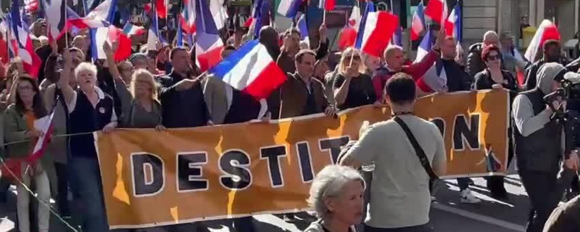 Miles de personas salen a las calles de París para exigir la dimisión de Macron - Sputnik Mundo, 1920, 11.10.2025