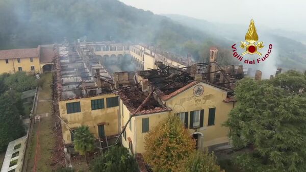 Un incendio devora un monasterio histórico en Italia - Sputnik Mundo