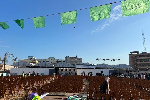 Los preparativos para recibir a los prisioneros palestinos liberados avanzan mientras se espera su llegada - Sputnik Mundo