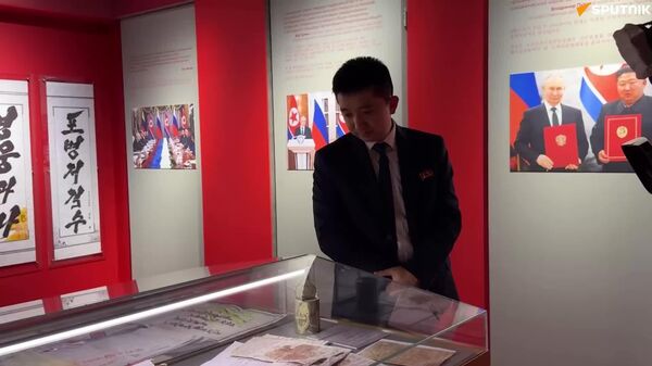 🪖 Hombro con hombro: Moscú inaugura una gran exposición sobre los 80 años de cooperación entre Rusia y Corea del Norte - Sputnik Mundo