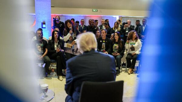 Expresidente Clinton dice que Trump merece un gran reconocimiento por el acuerdo de paz en Gaza - Sputnik Mundo