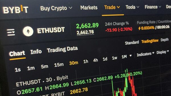 Un gráfico de precios en el sitio web de Bybit para la criptomoneda Ethereum en la pantalla de una computadora - Sputnik Mundo