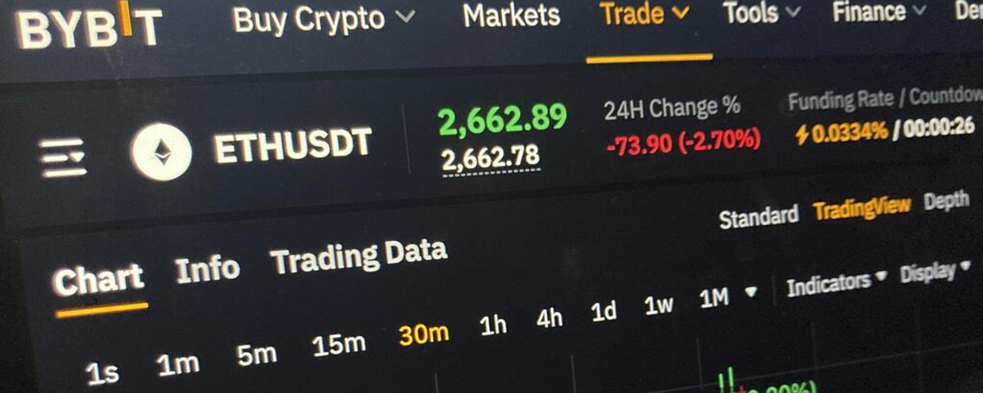 Un gráfico de precios en el sitio web de Bybit para la criptomoneda Ethereum en la pantalla de una computadora - Sputnik Mundo, 1920, 14.10.2025