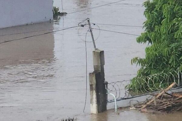 🫂 Pareja de abuelitos se abrazan en medio de las inundaciones en México 🫂 Pareja de abuelitos se abrazan en medio de las inundaciones en México - Sputnik Mundo