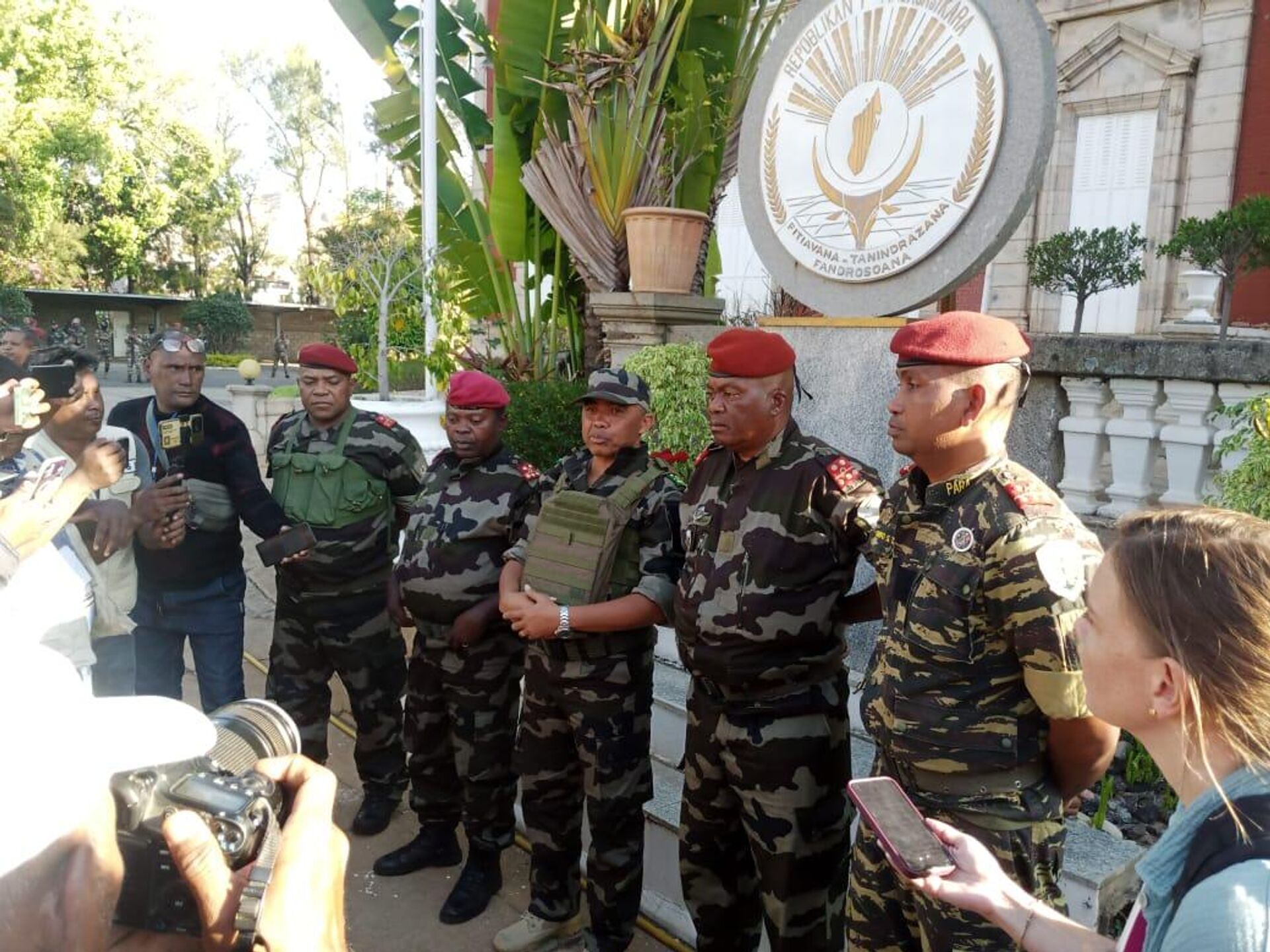 Militares de Madagascar anuncian la toma del poder tras la destitución del presidente Militares de Madagascar anuncian la toma del poder tras la destitución del presidente - Sputnik Mundo, 1920, 14.10.2025