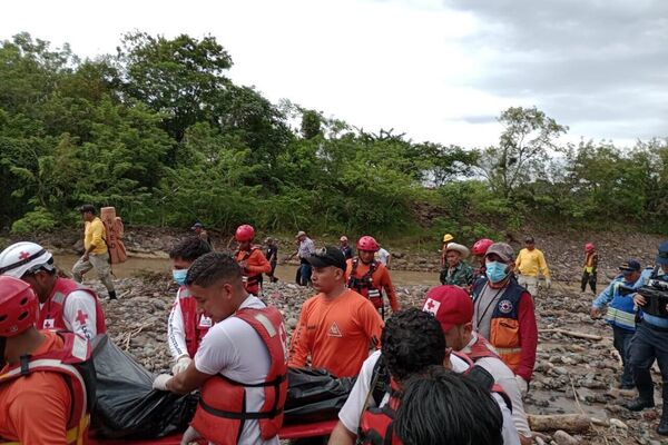 Reportan más de 10 muertos y 66 comunidades incomunicadas por las lluvias en Honduras Reportan más de 10 muertos y 66 comunidades incomunicadas por las lluvias en Honduras - Sputnik Mundo