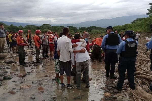 Reportan más de 10 muertos y 66 comunidades incomunicadas por las lluvias en Honduras Reportan más de 10 muertos y 66 comunidades incomunicadas por las lluvias en Honduras - Sputnik Mundo