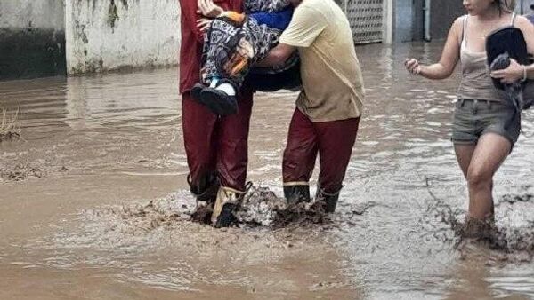 Hay al menos 90 personas hospitalizadas tras las intensas lluvias en México - Sputnik Mundo