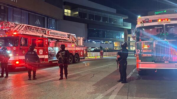 Bomberos de Ecuador atienden la explosión de un automóvil en Guayaquil - Sputnik Mundo