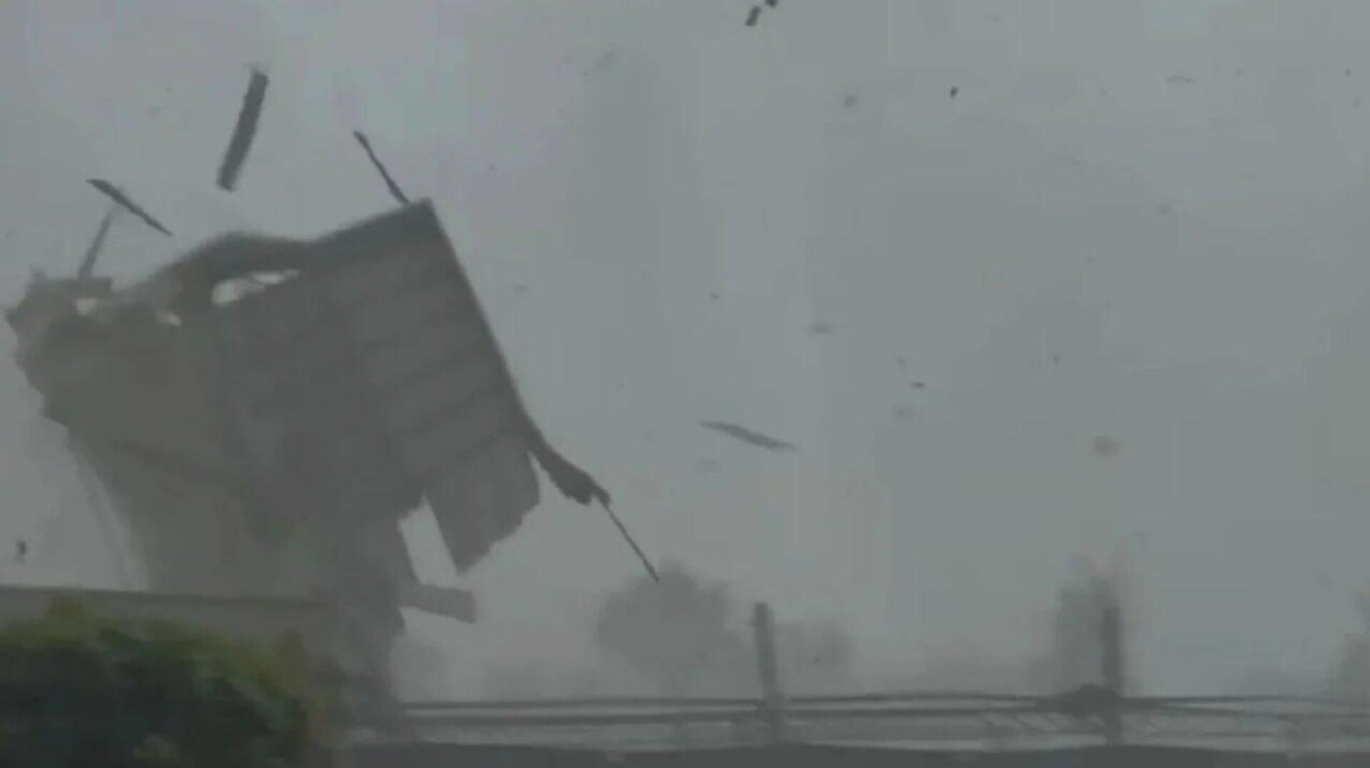 Varios lesionados tras el paso de un tornado en Malasia Varios lesionados tras el paso de un tornado en Malasia - Sputnik Mundo, 1920, 15.10.2025