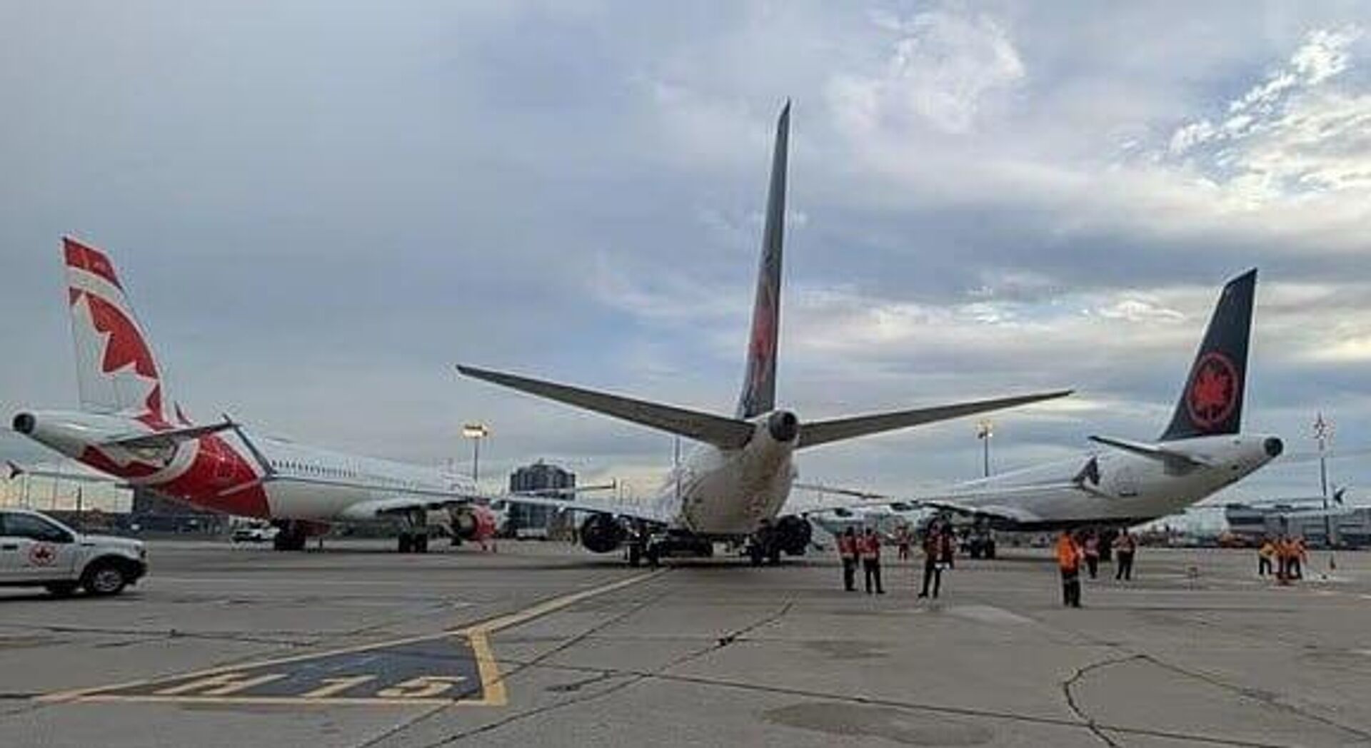 ¡No puedes estacionar ahí!: un Boeing 737 Max colisiona dramáticamente con otras 2 aeronaves ¡No puedes estacionar ahí!: un Boeing 737 Max colisiona dramáticamente con otras 2 aeronaves - Sputnik Mundo, 1920, 15.10.2025