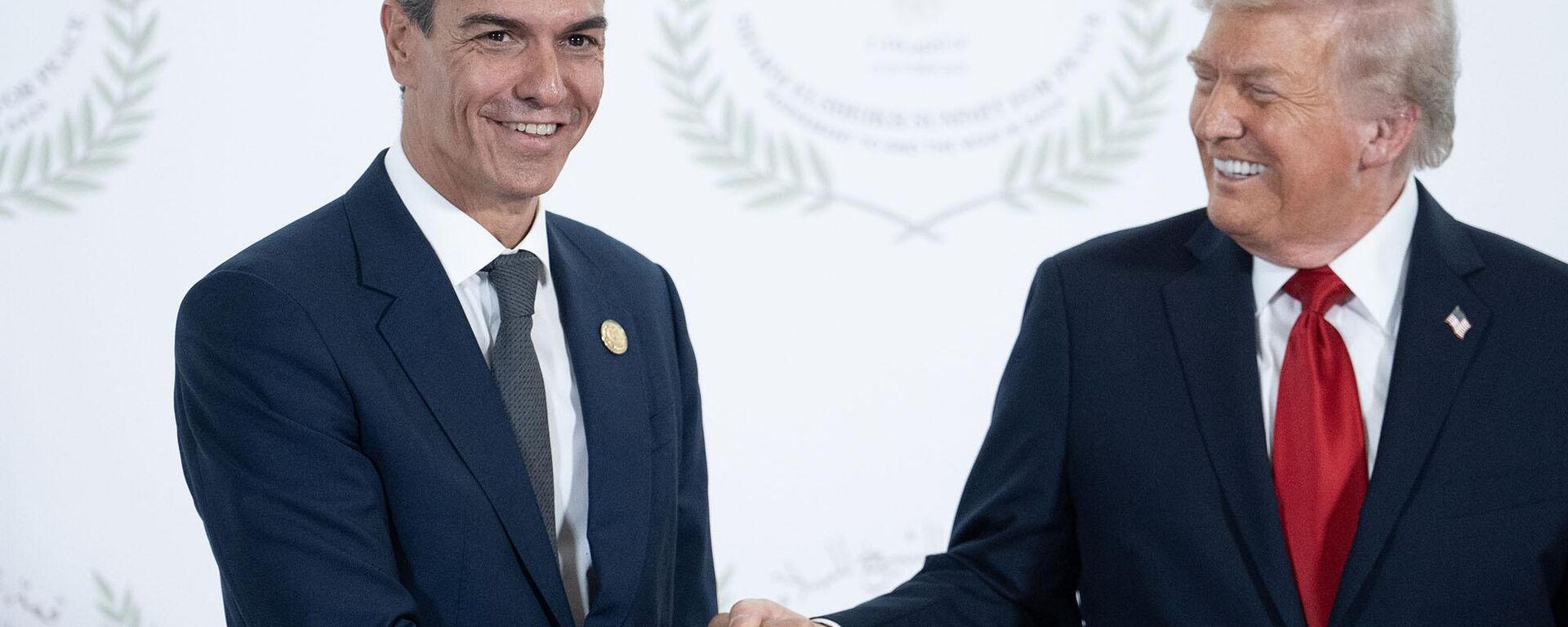 Pedro Sánchez y Donald Trump, durante su saludo en Sharm El Sheij (Egipto) - Sputnik Mundo, 1920, 16.10.2025