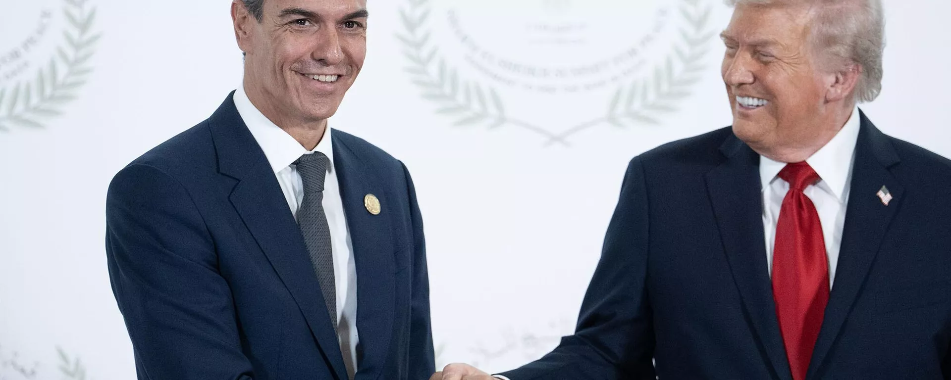 Pedro Sánchez y Donald Trump, durante su saludo en Sharm El Sheij (Egipto) - Sputnik Mundo, 1920, 30.12.2025