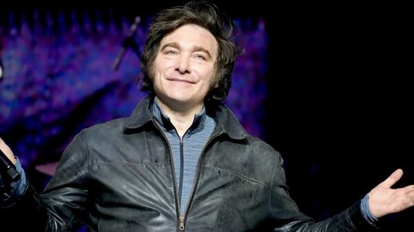 Milei asegura que a los argentinos le saldrán dólares por las orejas, pero podría tardar décadas - Sputnik Mundo