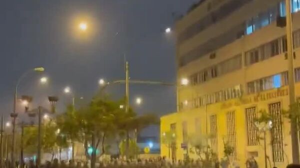 🪧 Se recrudecen protestas en Perú: manifestantes se enfrentan a policías en la capital - Sputnik Mundo