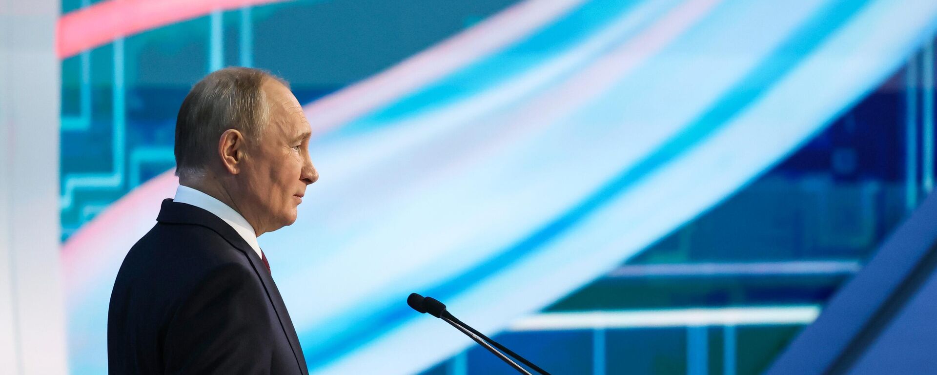 Vladímir Putin, presidente de Rusia, interviene durante la Semana Rusa de la Energía  - Sputnik Mundo, 1920, 16.10.2025