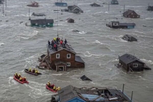 Un tifón obliga a evacuaciones masivas en comunidades indígenas de Alaska Un tifón obliga a evacuaciones masivas en comunidades indígenas de Alaska - Sputnik Mundo