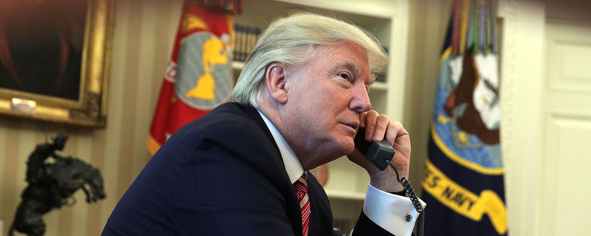 Donald Trump, presidente de Estados Unidos, habla por teléfono con el primer ministro irlandés, el 27 de junio de 2017 en Washington, D. C.  - Sputnik Mundo, 1920, 16.10.2025