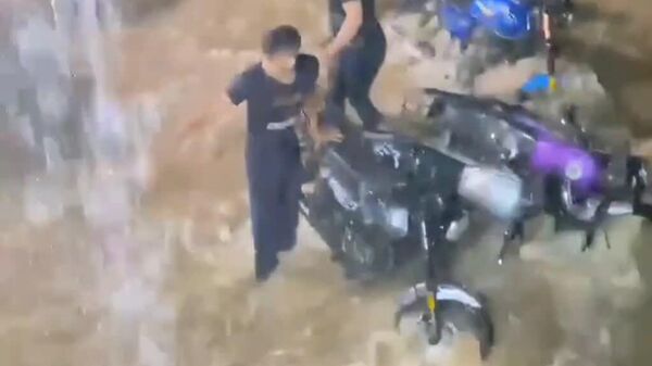 Inundaciones arrastran todo a su paso por las calles de Venezuela - Sputnik Mundo